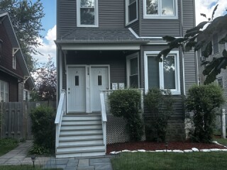 Charming 2BR near Rush/Loyola • FREE Parking & Laundry Included